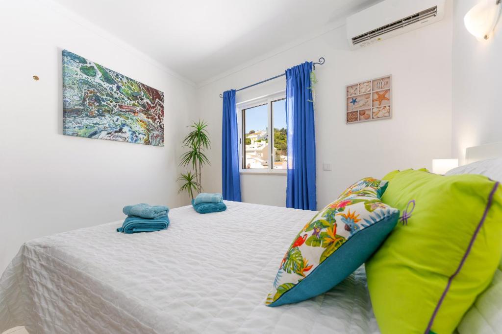 - une chambre avec un grand lit et une fenêtre dans l'établissement Apartment Feliz, à Carvoeiro