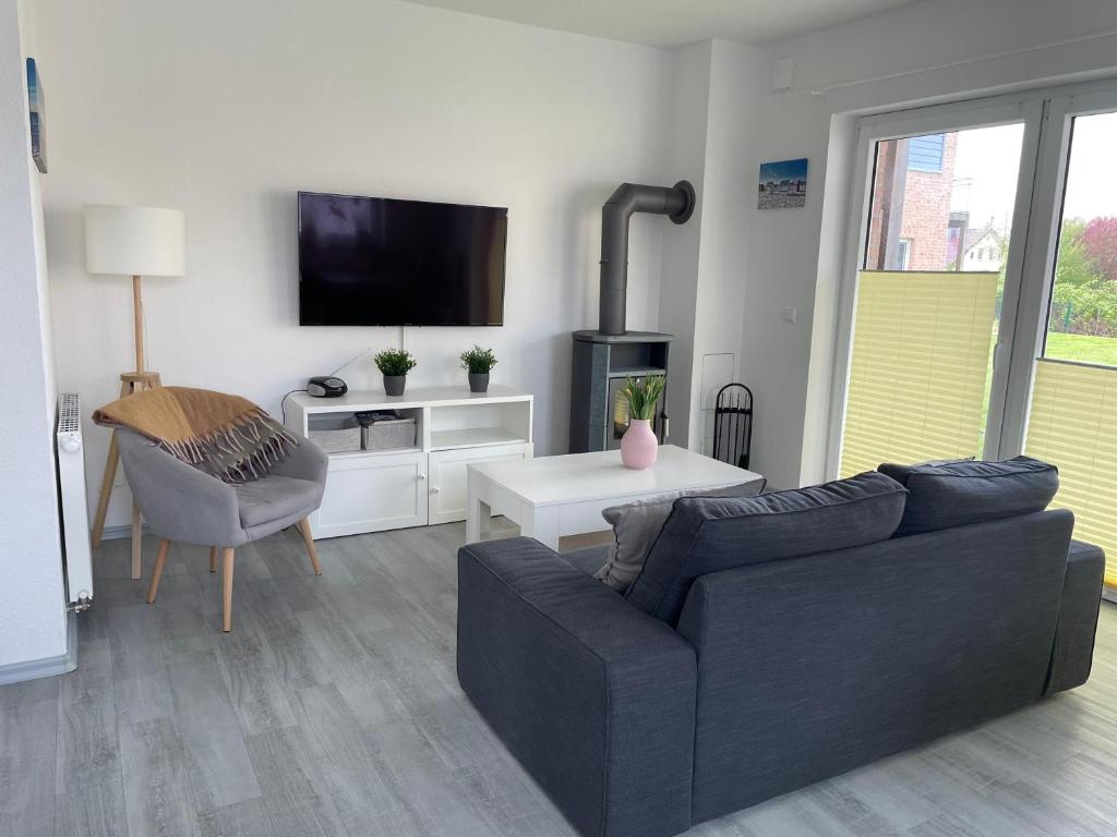 托斯恩斯的住宿－Strandläufer，带沙发和电视的客厅