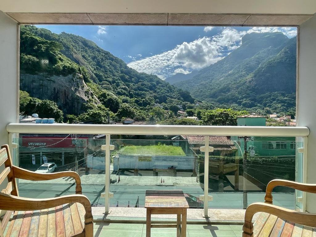 einen Balkon mit Bergblick in der Unterkunft Ibiza Barra Hotel in Rio de Janeiro