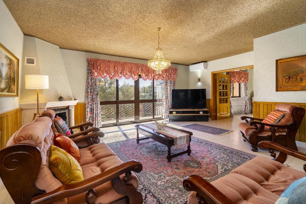 WHome Perfect Family Hideout Residence w/AC & 4BR + 5BA