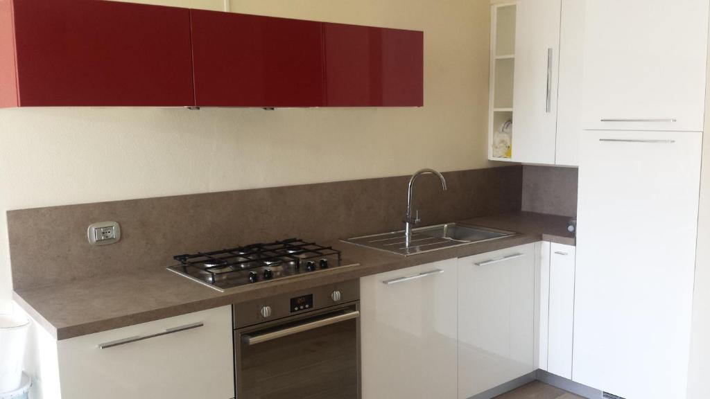 Kuchyňa alebo kuchynka v ubytovaní Lazise Boutique Apartment Lago e Relax