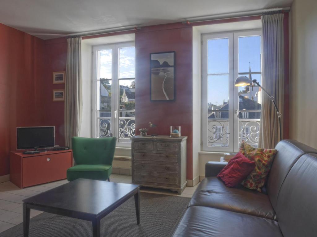 ein Wohnzimmer mit einem Sofa und einem Stuhl in der Unterkunft Appartement Le Palais, 2 pièces, 4 personnes - FR-1-418-71 in Le Palais