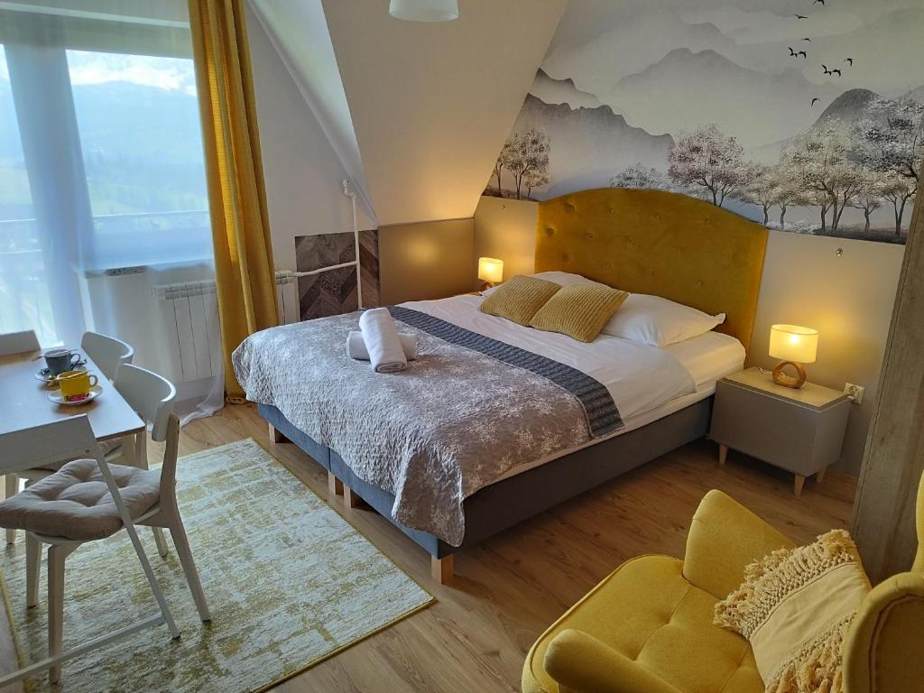 グリツァルフにあるTatrzańska Panoramaのベッドルーム1室(ベッド1台、デスク、椅子付)