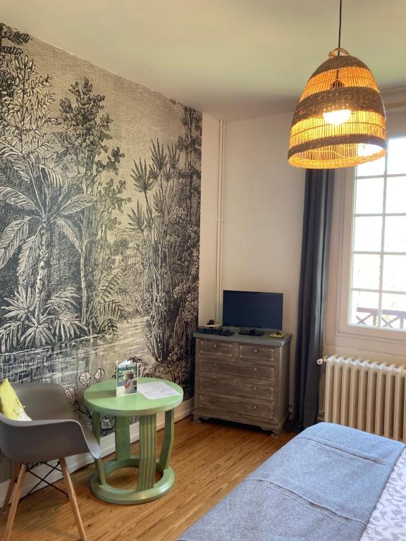 TV a/nebo společenská místnost v ubytování Maison d'hôtes Il était une fois