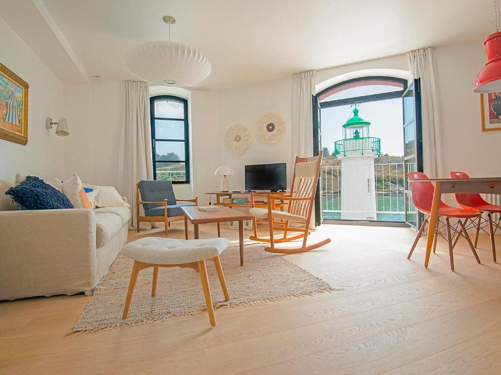 un salon avec un canapé et une table dans l'établissement Appartement moderne avec vue sur port et balcon à Sauzon - FR-1-418-188, à Sauzon