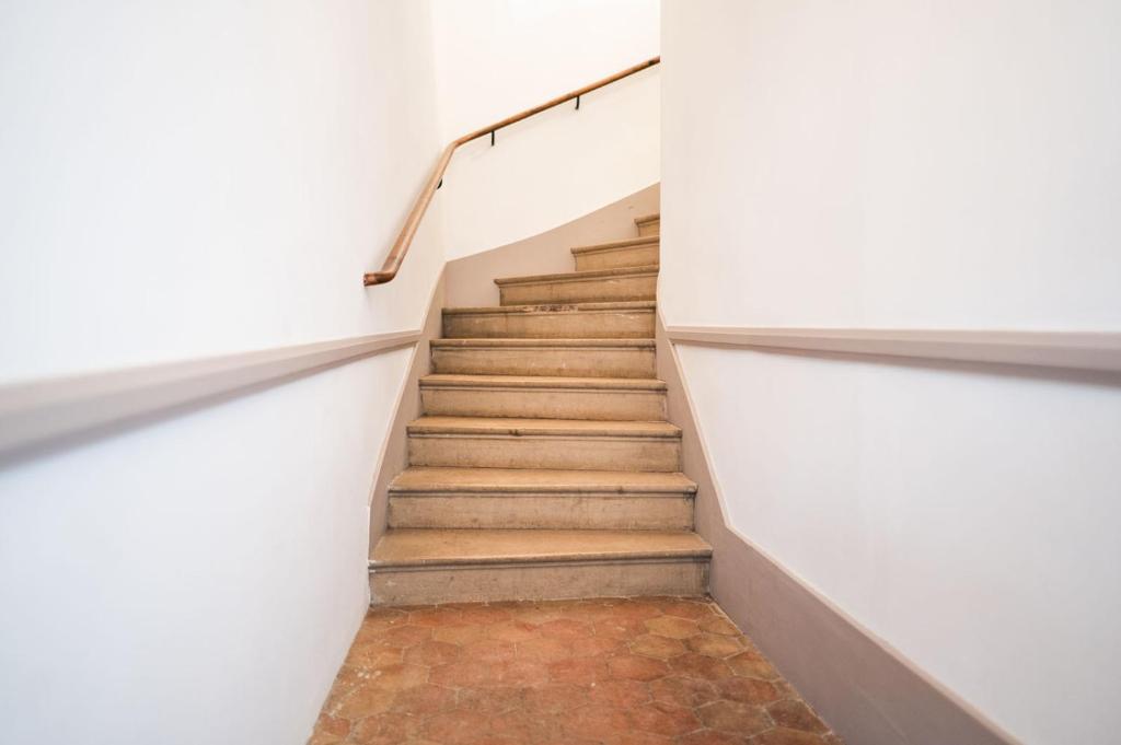 a staircase in a house with white walls at L&#39;appartement du Cellier in Pommard