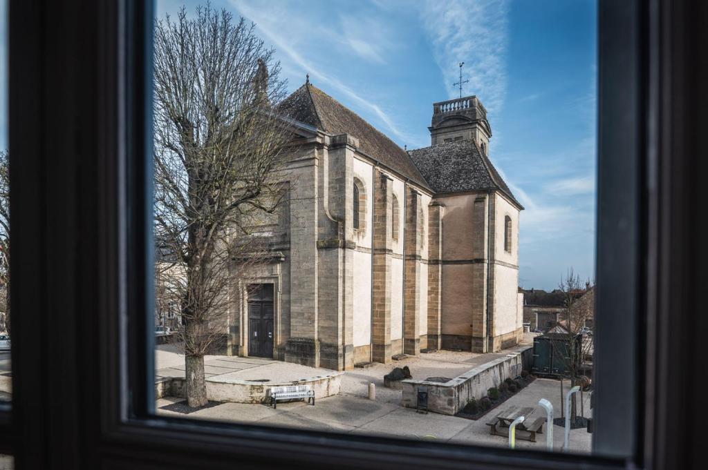 a view of a church from a window at L&#39;appartement du Cellier in Pommard