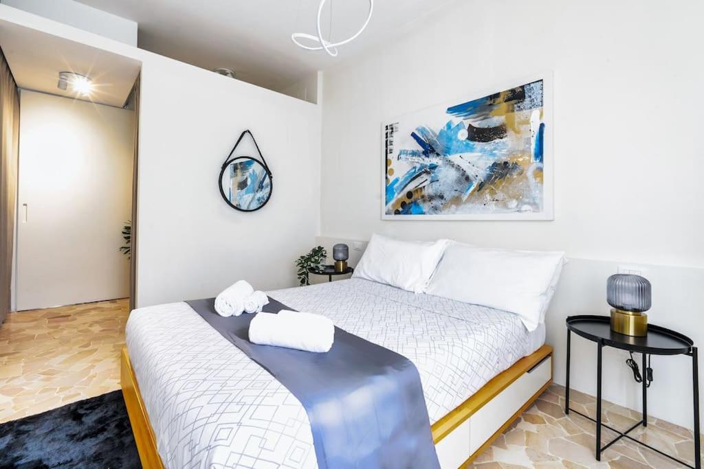 - une chambre blanche avec un lit et des draps blancs dans l'établissement Art House - You're home in Porta Venezia, à Milan