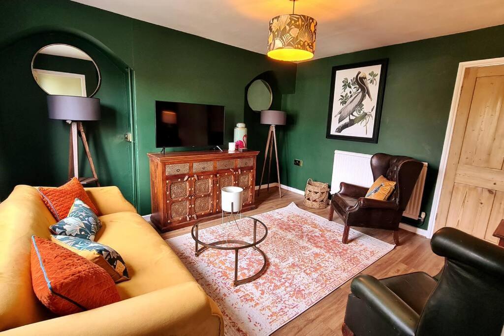 sala de estar con sofá y TV en Gorgeous Two Bedroom House in Ely en Ely