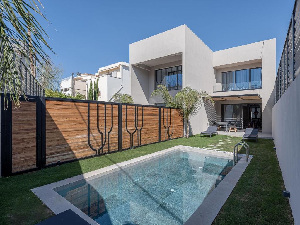 una casa con piscina en el patio en JnV Luxury Villas, en La Canea