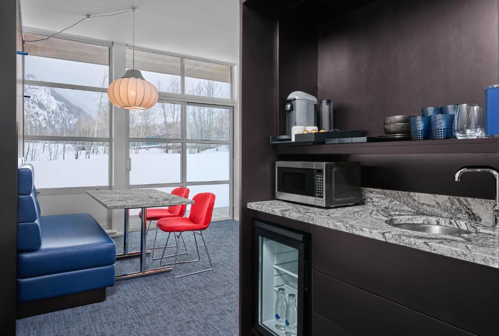 Aspen Meadows Resort - Deluxe One Bedroom Mountain Suite - Accessible