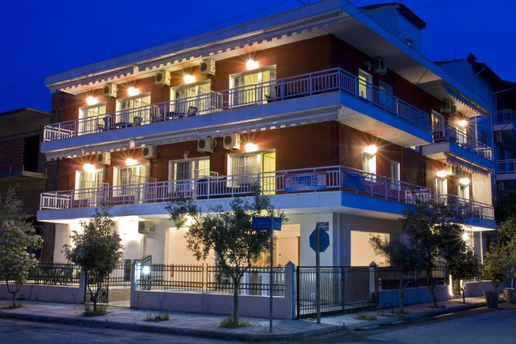 an apartment building with lights on at night at Villa Niovi in Nei Poroi