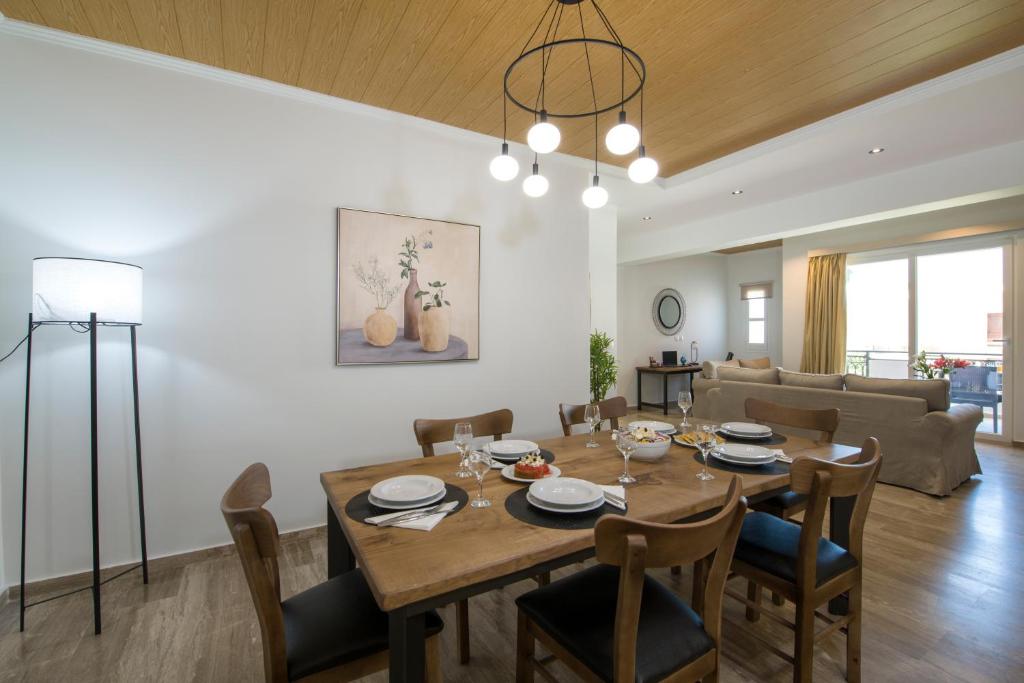 Un comedor y una sala de estar con mesa y sillas. en G & E Apartment, en Kissamos