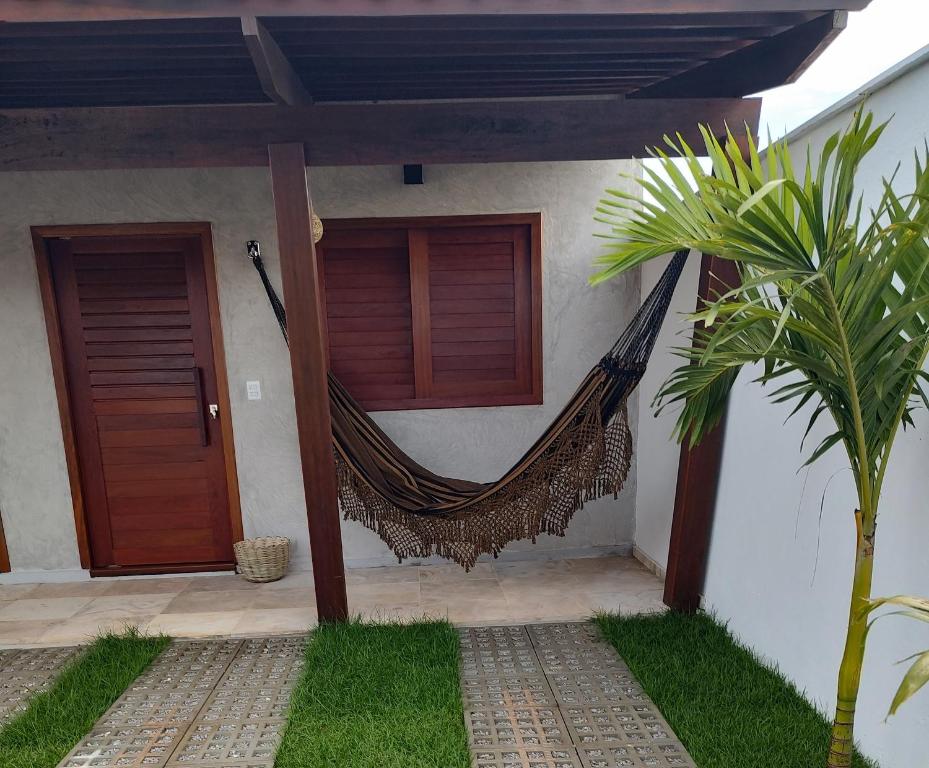 a hammock hanging from the side of a house at Pousada Bonita do Gostoso in São Miguel do Gostoso