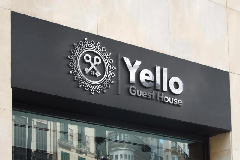 范德拜爾帕克的住宿－Yello guest house，大楼内qylo旅馆标志