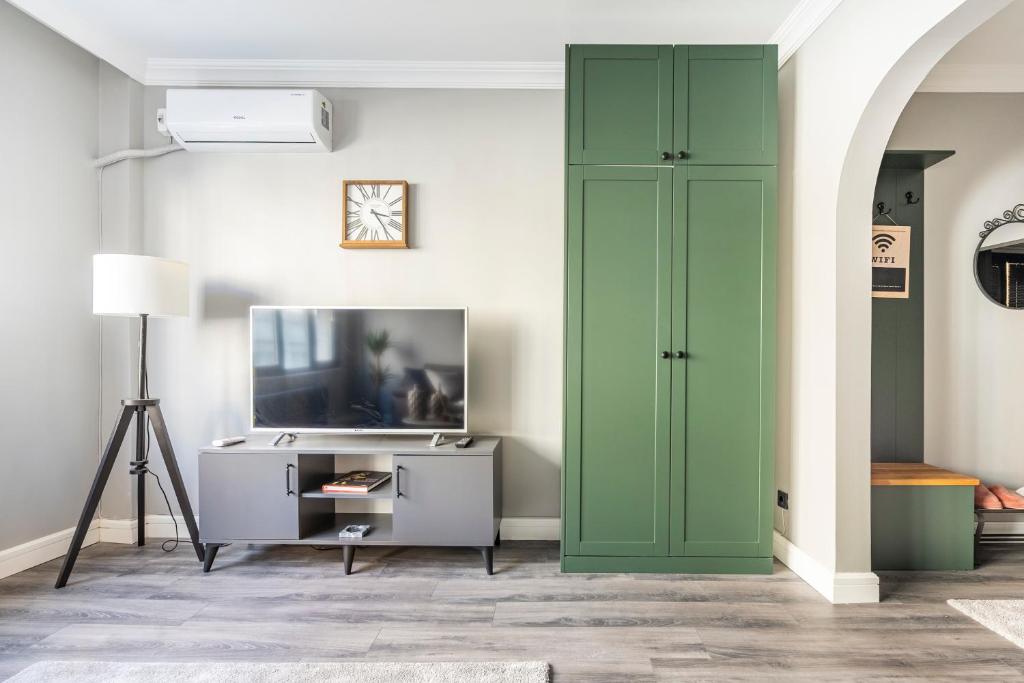 TV a/nebo společenská místnost v ubytování sevim suites Nişantaşı