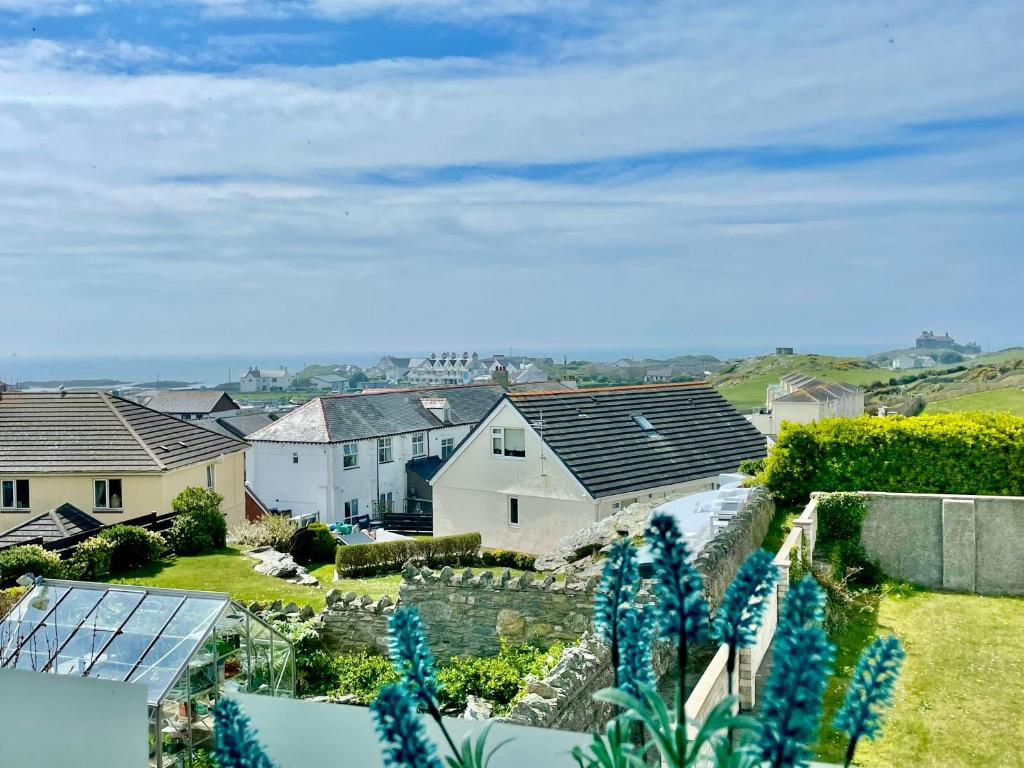 vistas a un suburbio con casas y flores azules en Bay View Apartment - Trearddur Bay, en Trearddur