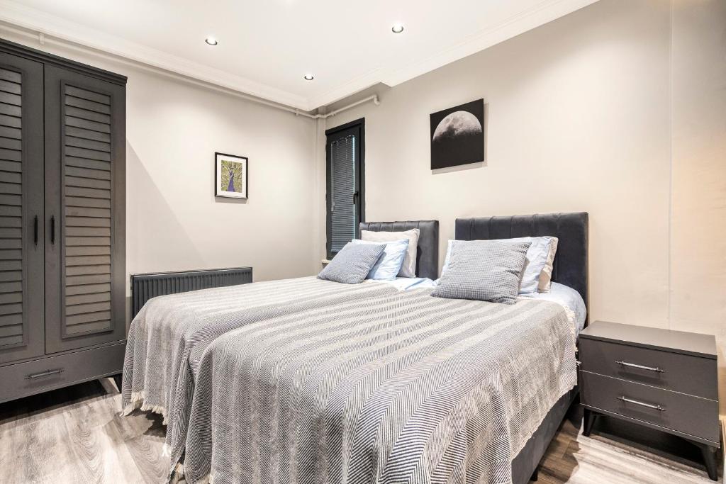Postel nebo postele na pokoji v ubytování sevim suites Nişantaşı