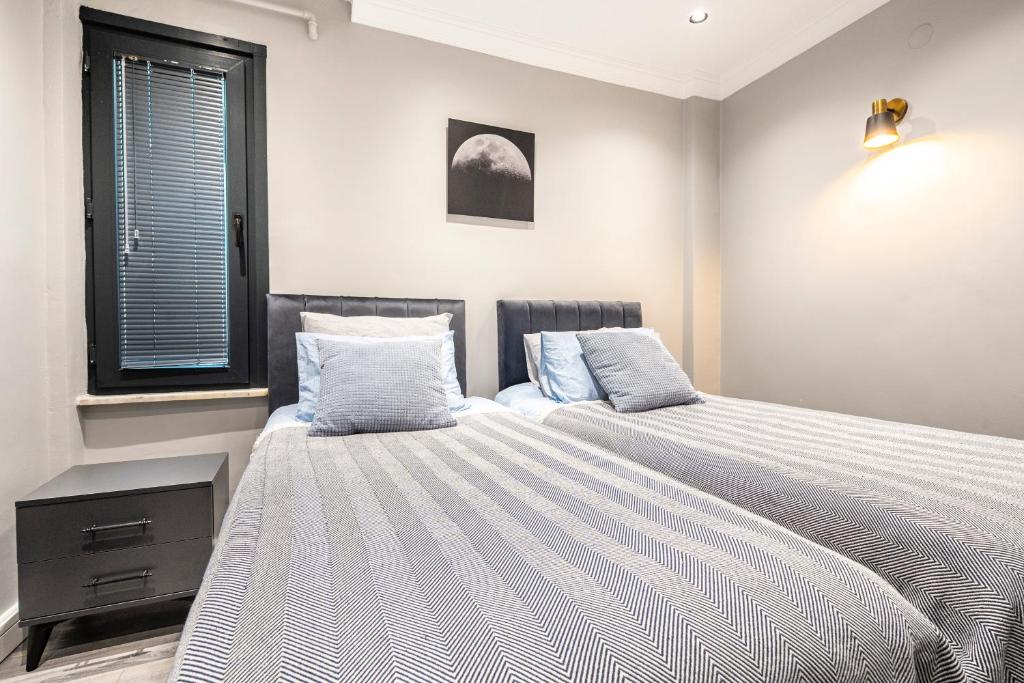 Postel nebo postele na pokoji v ubytování sevim suites Nişantaşı