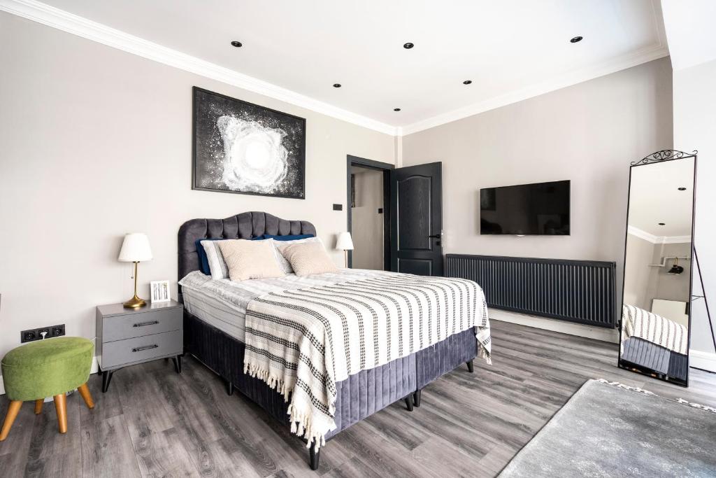 Postel nebo postele na pokoji v ubytování sevim suites Nişantaşı