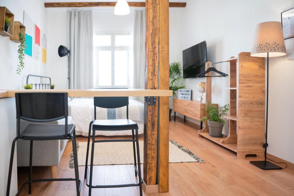 um pequeno apartamento com uma mesa e dois bancos em Cozy House Old Town Xanthi - MenoHomes 1 em Xanthi