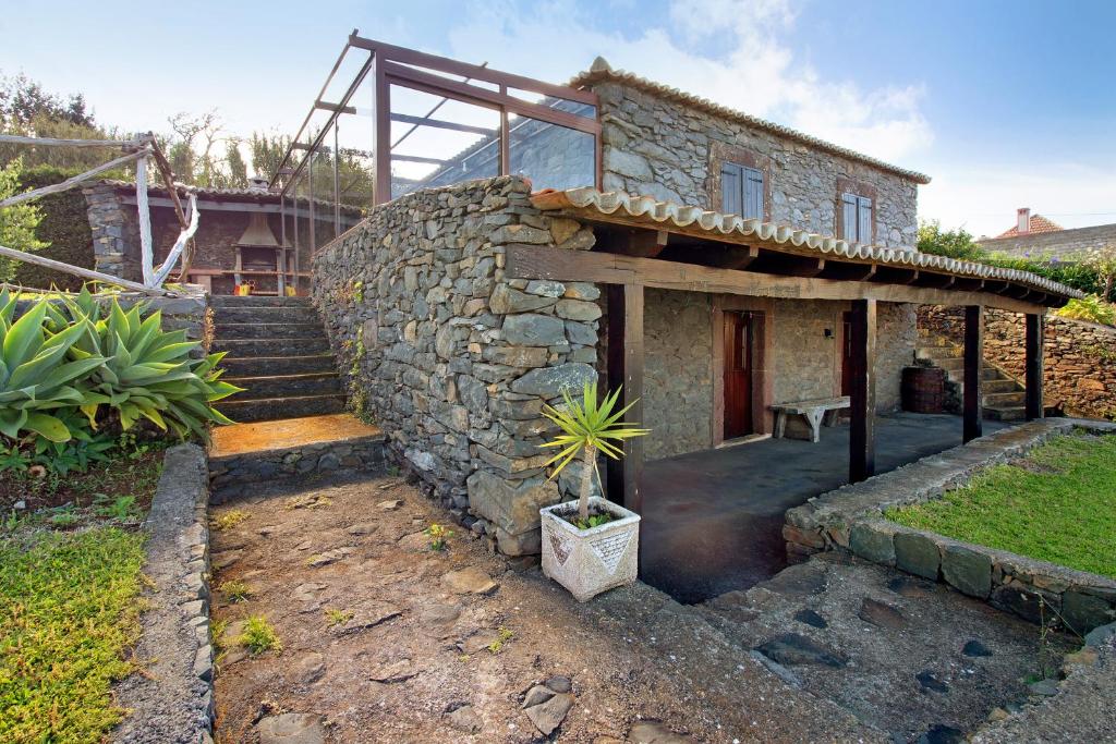 una casa de piedra con una maceta delante de ella en Villa Montemar, en Calheta
