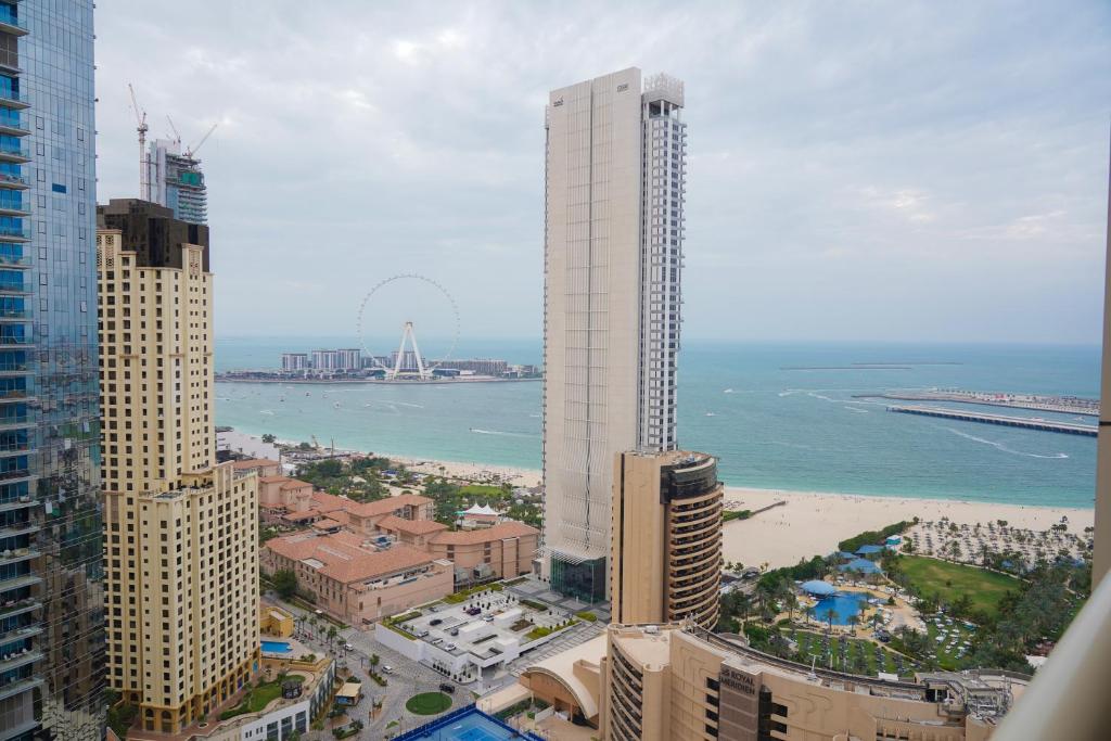 Luton Vacation Homes - Royal Oceanic 3BR Sea View, Eye Dubai View & Marina  View - Dubai Marina, Dubaj – ceny aktualizovány 2023