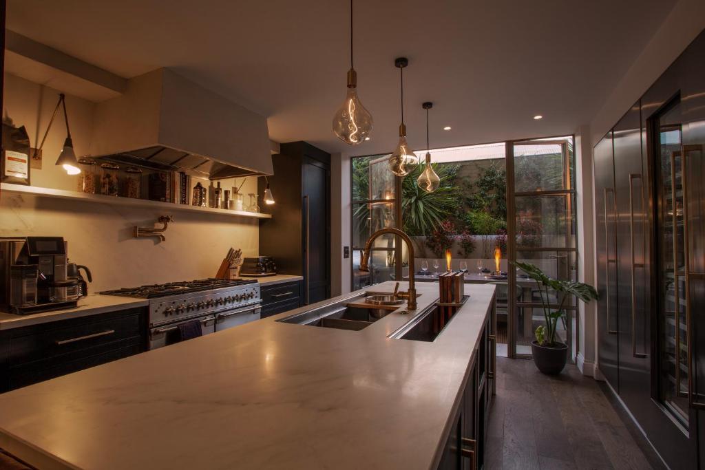 The Luxury Fulham Townhouseにあるキッチンまたは簡易キッチン