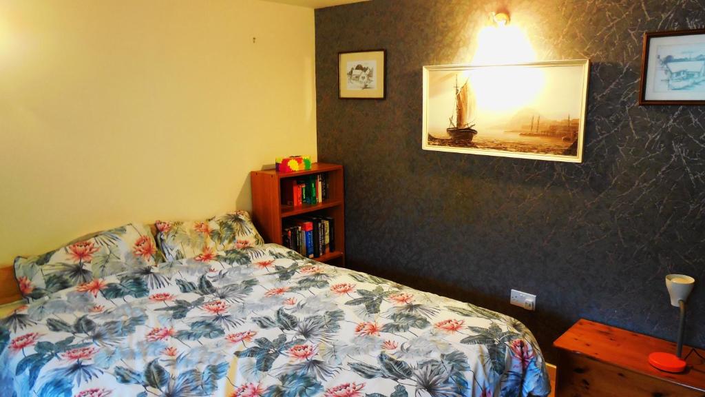 sypialnia z łóżkiem i zdjęciem na ścianie w obiekcie Amen Corner w mieście Greetham