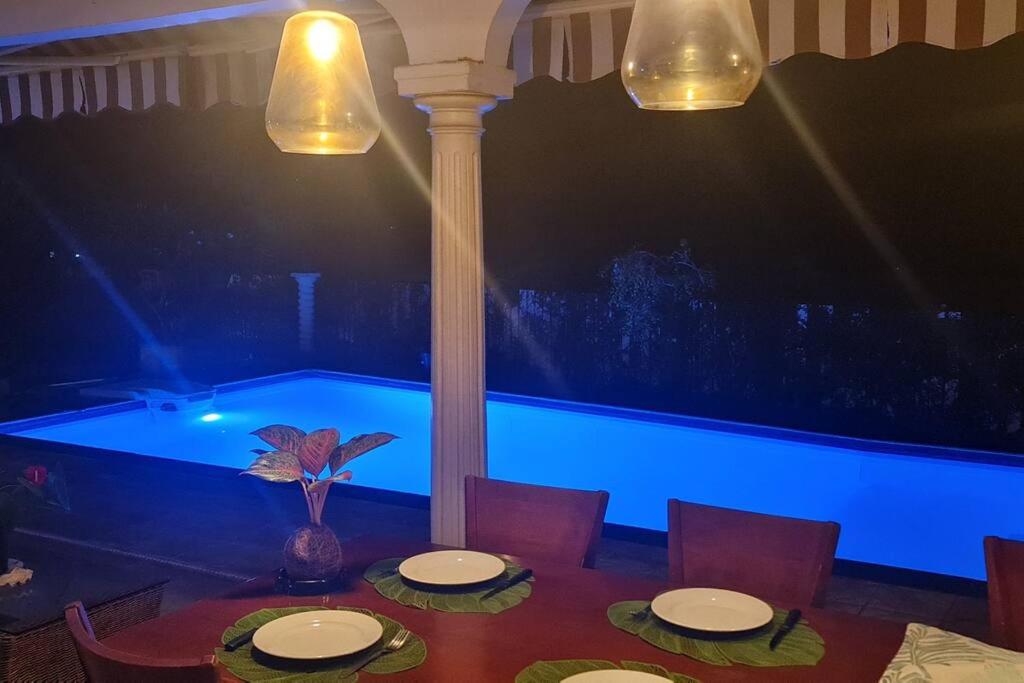 Bazén v ubytování Logement ahia nebo v jeho okolí