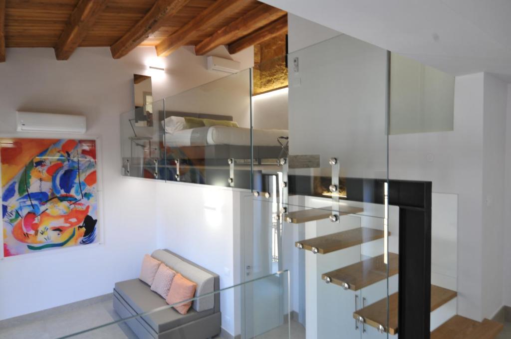 uma escada de vidro num quarto com uma cama em Agrigento Luxury Suite Kandinskij em Agrigento
