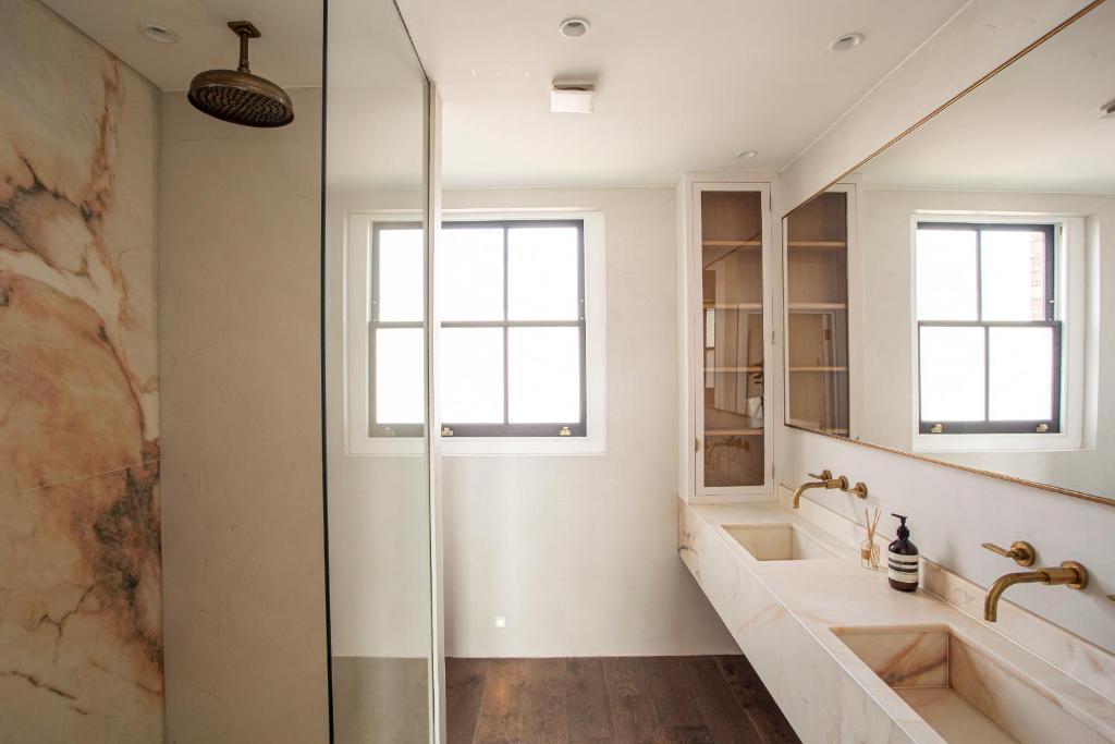 The Luxury Fulham Townhouseにあるバスルーム
