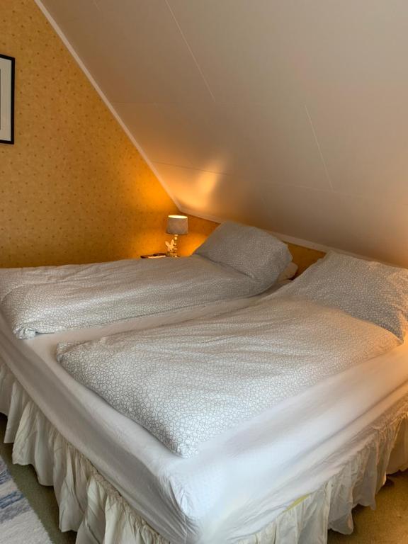um quarto com duas camas num quarto em KAB Guesthouse em Bogen
