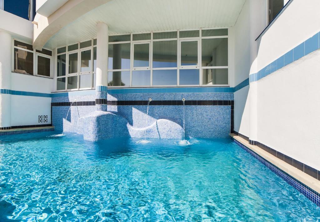 Bazén v ubytování Globales Apartamentos Cala Viñas ONLY ADULTS 16 nebo v jeho okolí