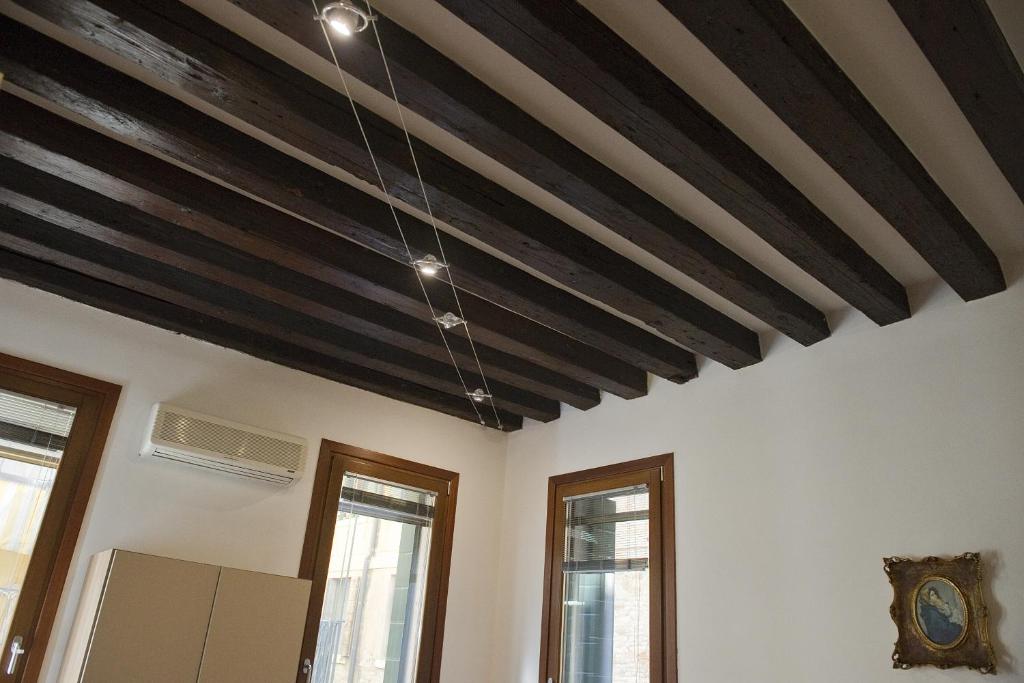 威尼斯的住宿－聖馬可里亞托公寓-帶WIFI，客房设有木制天花板和窗户。