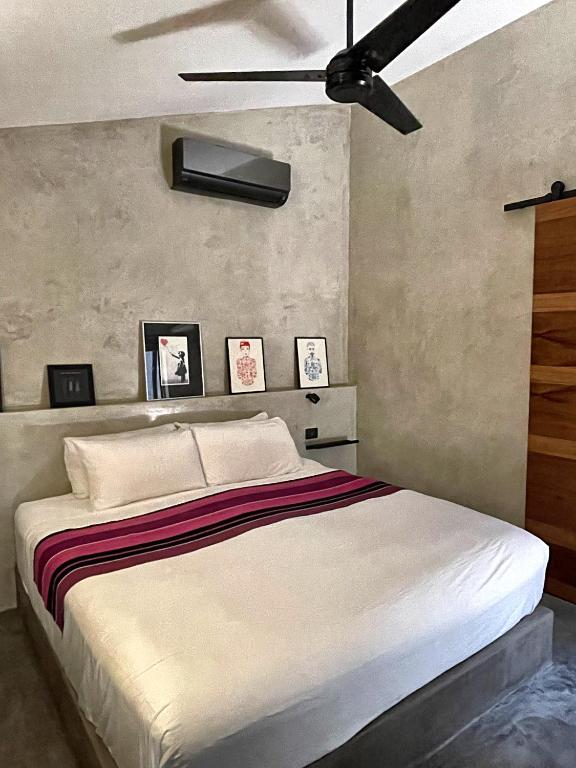Postel nebo postele na pokoji v ubytování LOTE4 - LGBTQ Studios