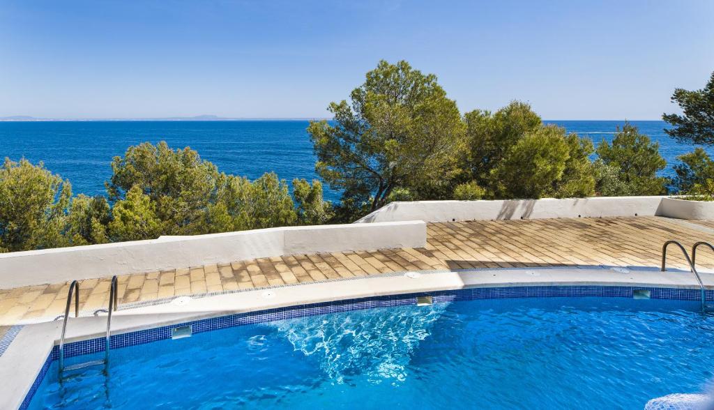 Bazén v ubytování Globales Apartamentos Cala Viñas ONLY ADULTS 16 nebo v jeho okolí