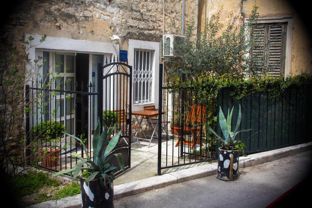 a gate with plants in front of a house at Apartment Skeja in Split