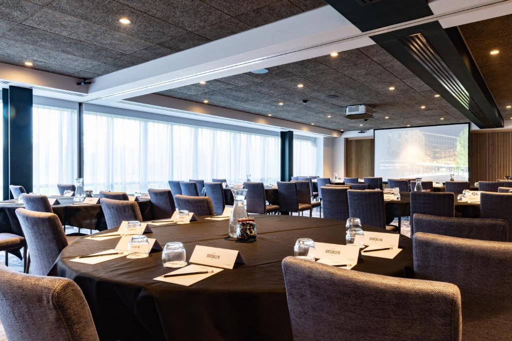 レスターにあるvoco Leicester, an IHG Hotelの大きなテーブルと椅子付きの会議室を利用できます。