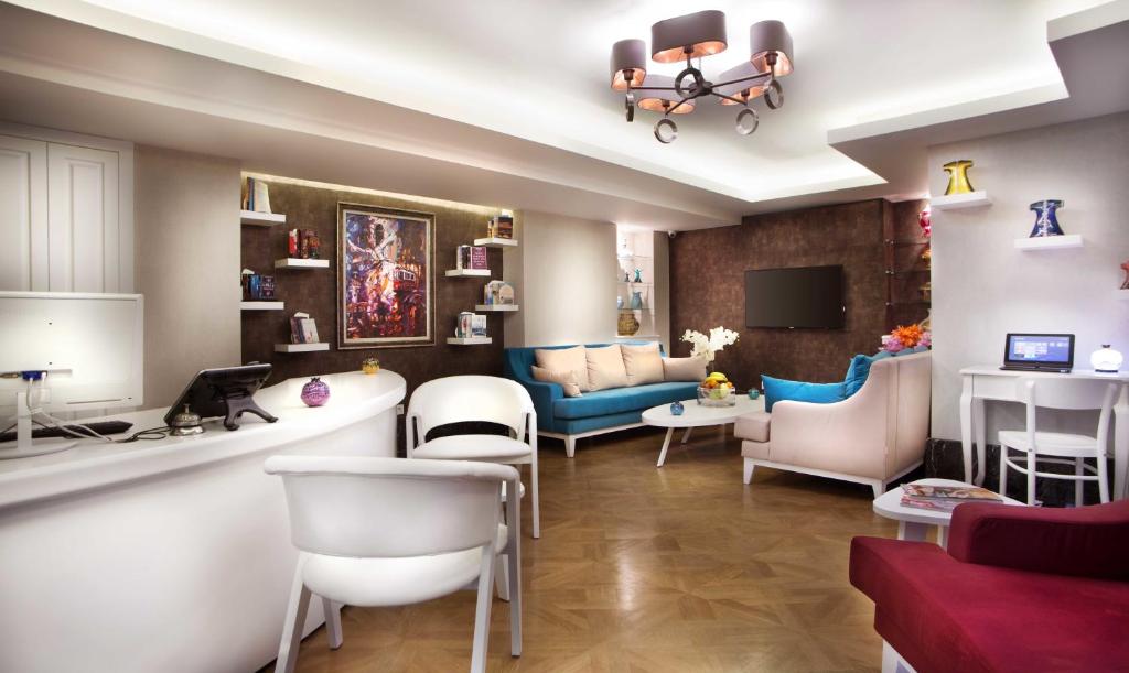 イスタンブールにあるアスタン ホテル ガラタのリビングルーム(ソファ、テーブル、椅子付)