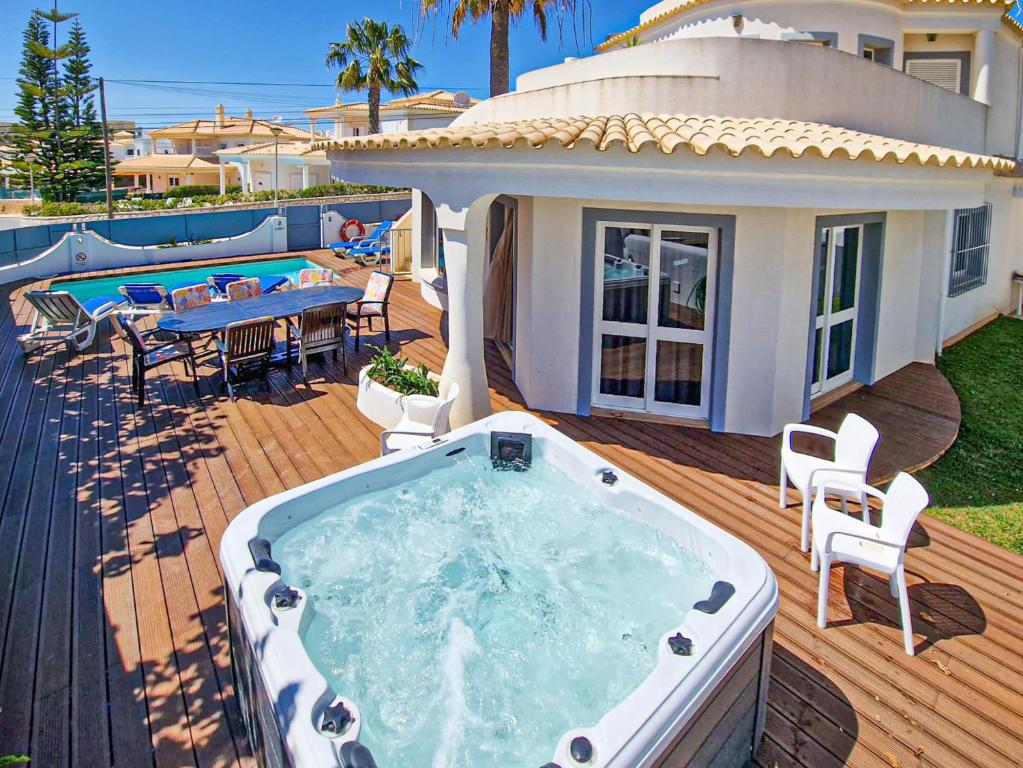 Villa Crispa - Free Hot Jacuzzi - By Bedzy