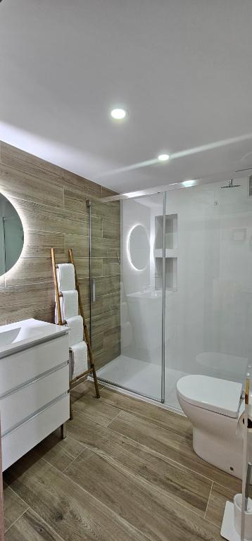 ein Bad mit einem WC, einem Waschbecken und einer Dusche in der Unterkunft Apartamentos Cataluña92 in Salou
