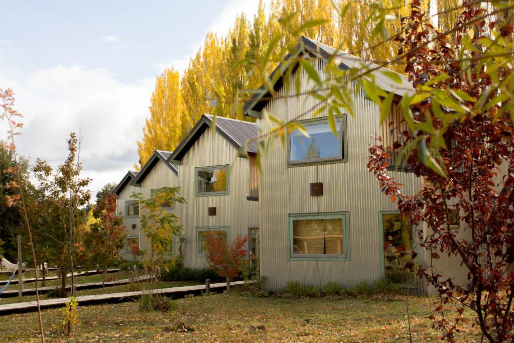 una casa en otoño con árboles en Chapa Pituca Boutique en San Martín de los Andes