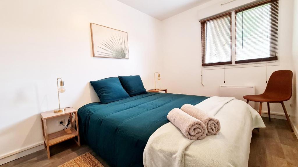 Le citadin élégant في إيفرو: غرفة نوم بسرير ازرق وكرسي