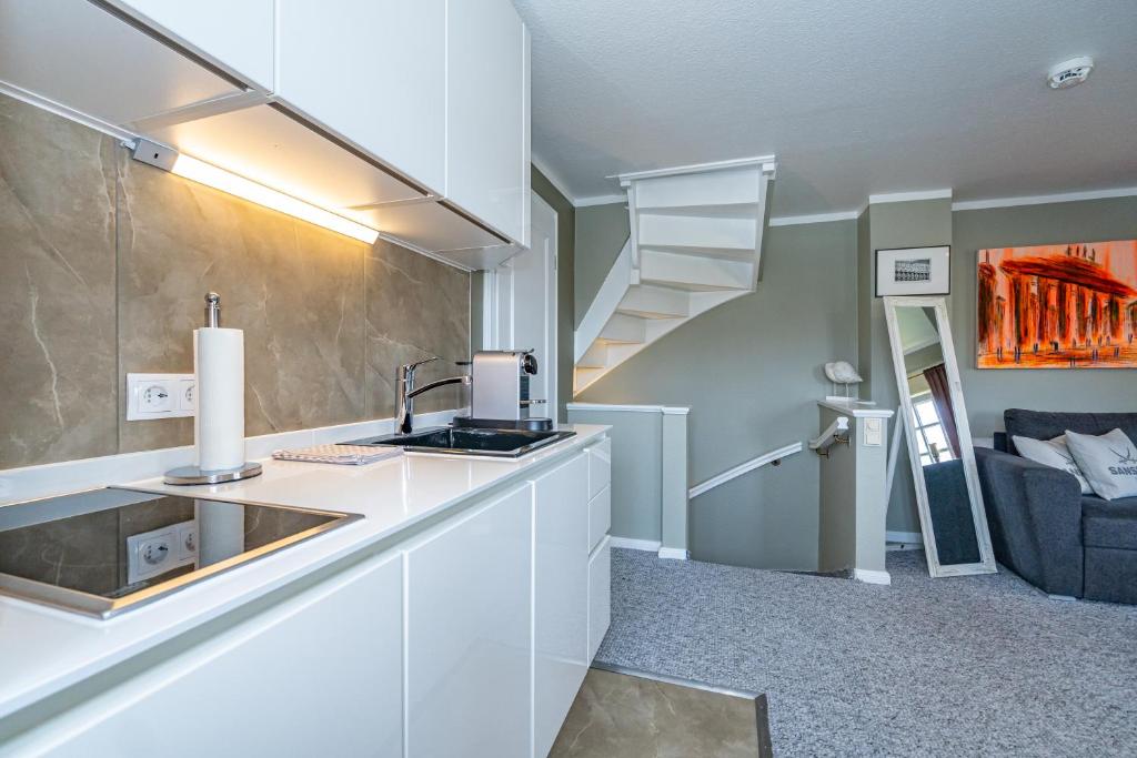 Kuchyň nebo kuchyňský kout v ubytování Gemütliche Wohnung unter Reet mit Pool und Sauna in Keitum