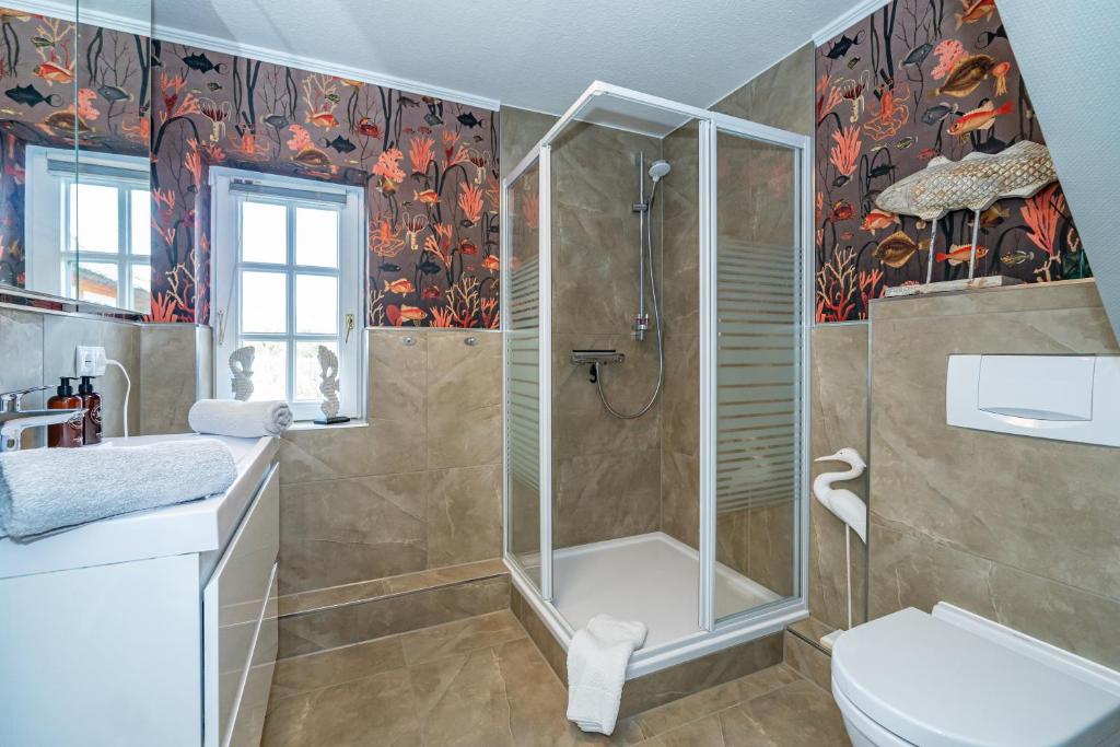 Koupelna v ubytování Gemütliche Wohnung unter Reet mit Pool und Sauna in Keitum