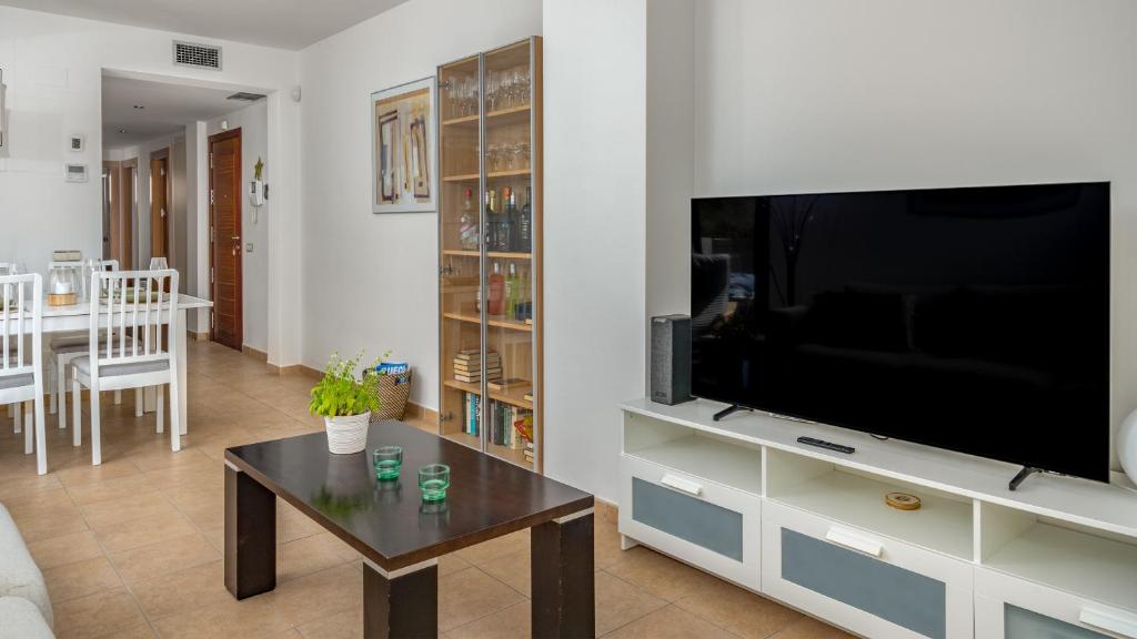 TV a/nebo společenská místnost v ubytování Sea Sun apartment in La Cala de Mijas by Costarentals - Ref 204