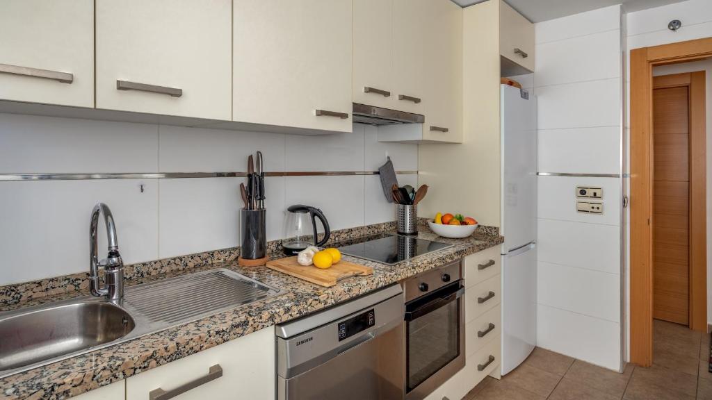 Kuchyň nebo kuchyňský kout v ubytování Sea Sun apartment in La Cala de Mijas by Costarentals - Ref 204