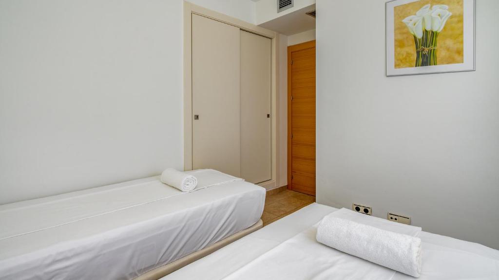 Postel nebo postele na pokoji v ubytování Sea Sun apartment in La Cala de Mijas by Costarentals - Ref 204