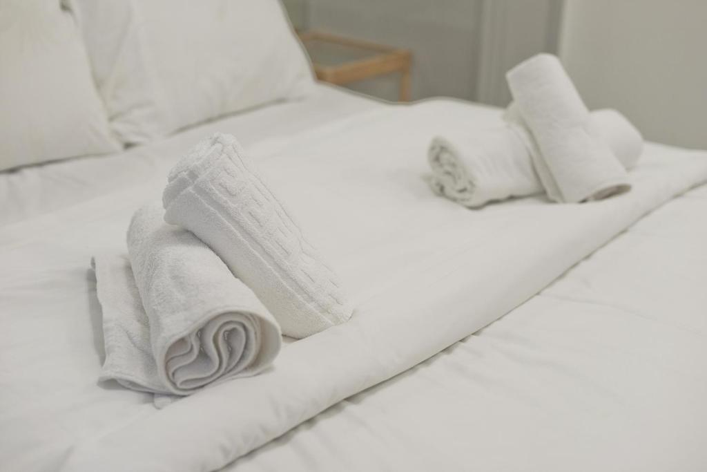 A bed or beds in a room at Mavili Square Cozy Apt AC & Kitchen, near Metro